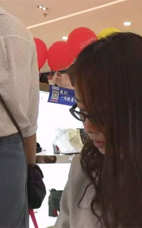 漂亮的牛仔短裤丝袜美脚少妇