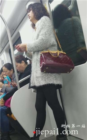 4k-黑丝打底裤的卷毛少妇。