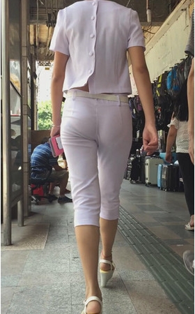 长腿白裤紧身妹子