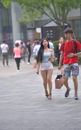 身材丰满性感美女