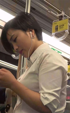 地铁上素颜的丝袜美眉