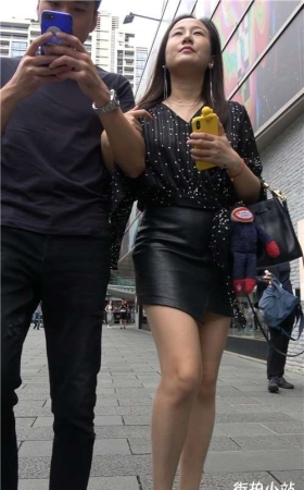 街拍黑色宽松衬衫皮裤MM [1.25 GB/MP4]