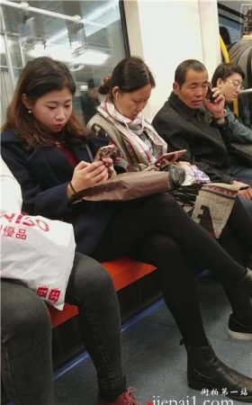 4k-地铁拍摄黑丝袜打底裤美眉