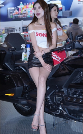 美腿皮裙车模小姐姐【套图+视频】