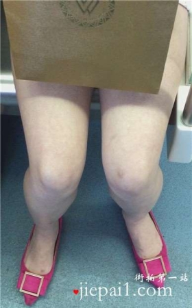 低头玩手机入迷的美女，腿腿真白。