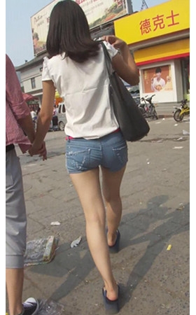 热裤牛仔妹子