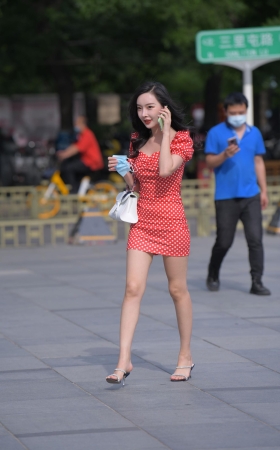 红裙美女