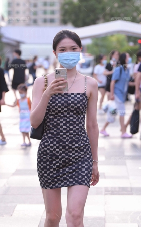 吊带裙美腿小姐姐 [17P]