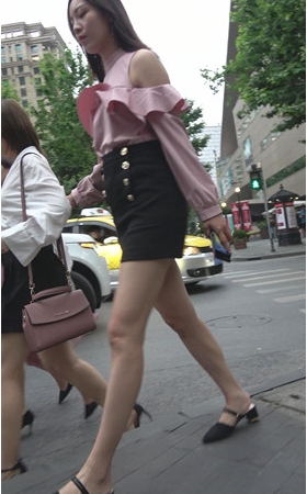 漂亮的粉衣黑裙美女