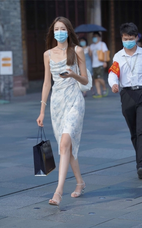 吊带长裙美女