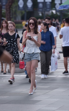 墨镜美女