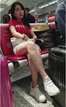 红衣裸腿妹子