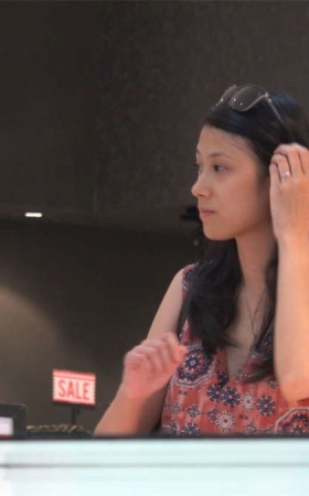 流连于手表柜台前的长身细腿美女