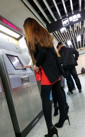 跟拍一对靓丽的金色长发美女黑色丝袜性感美腿1