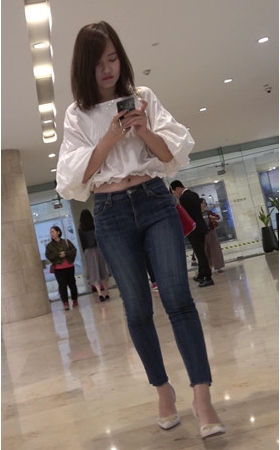 白衣牛仔裤小妹
