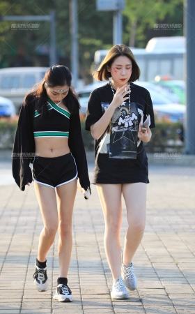 我更喜欢右边微胖的 你呢 [16P]