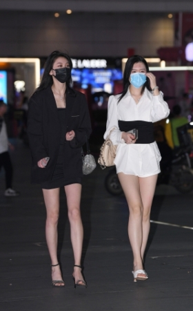 夜遇美腿俩闺蜜~