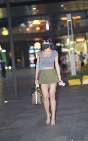 绿色短裙美腿美胸