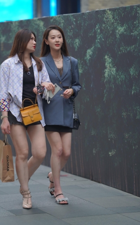 街拍长发美女