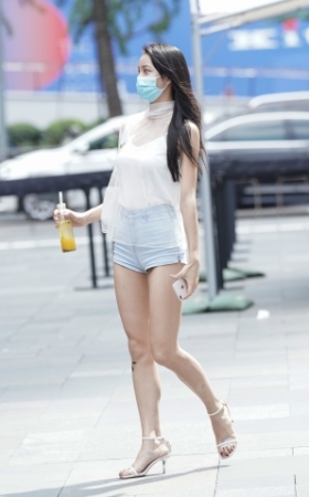 长腿热裤美女