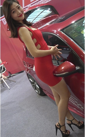 红色连体裙美女