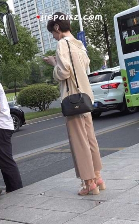短发小姐姐不但人长得清秀，一双粉嫩玉足更是令人垂涎