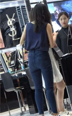 4k超清，丰腴大臀紧牛气质美妇包包店购物 [1.90 GB]