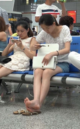 青涩的姑娘双脚离鞋，露出了光滑干净的足底