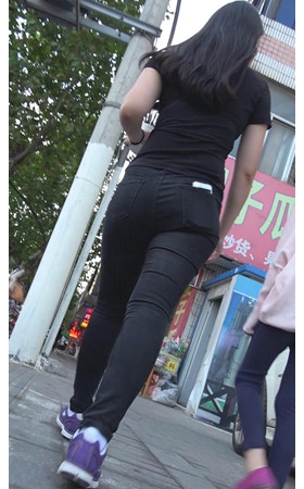 黑衣黑牛仔妹子