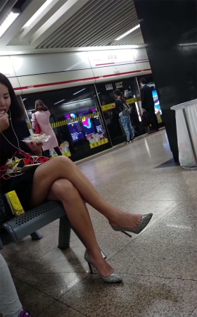 银白色高跟鞋连衣裙美颜美腿