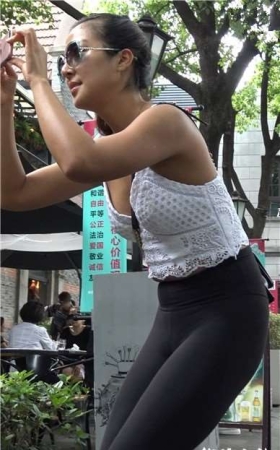 4k-爱拍照的黑色紧身弹力裤宽臀美女 [3.45 GB]