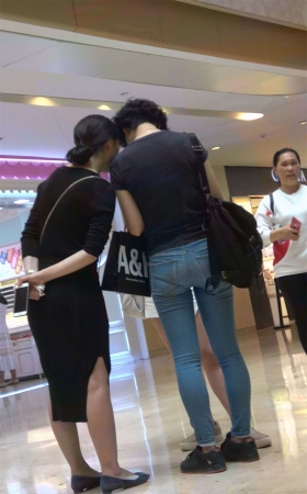两位紧身蓝牛美眉