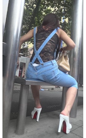 公交站台上的牛仔背带小姐姐