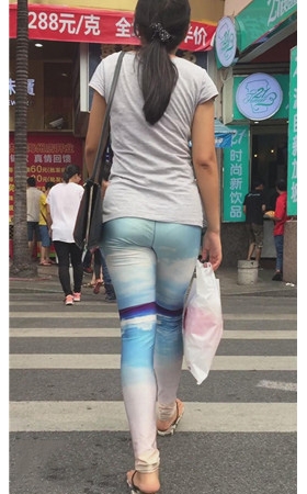 漂亮的彩色紧身裤美女