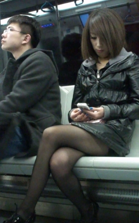 黑丝美女在地铁上玩手机