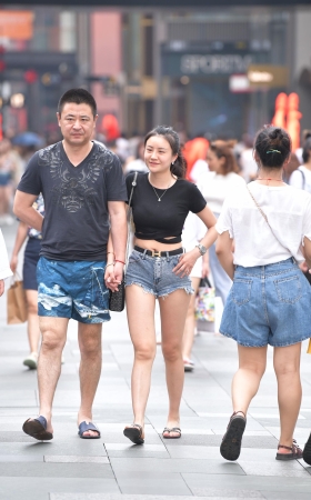 超短热裤，太短了吧