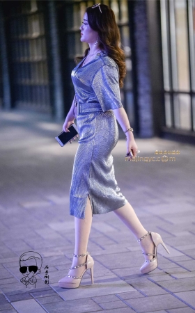 裙子紧绷彰显美臀 [11P]