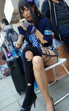 4k-性感破洞丝袜cosplay女孩，眼睛好大炯炯有神
