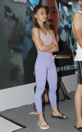 深蹲练习中的瑜伽美女 [19P]