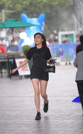 黑色包屯裙美女