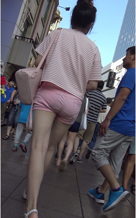 粉色短裤美女