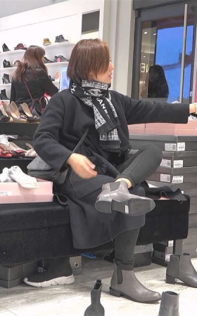时尚韵妇，一身冬装却还脱袜给你看足底，诚意可嘉