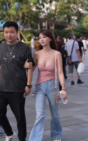 性感抹胸紧牛美女