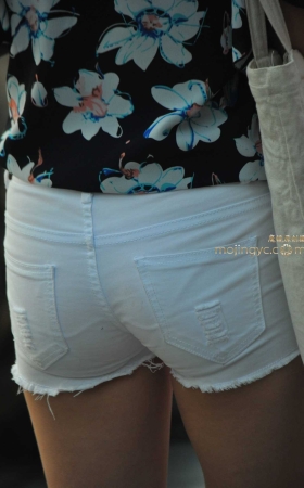 2016-08-15紧身白短裤美臀美眉87张 [87P]