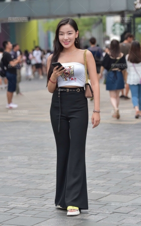 甜美笑容的裹胸装小姐姐 [23P]