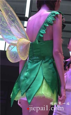 化身为一只小蜜蜂的小清新美眉。