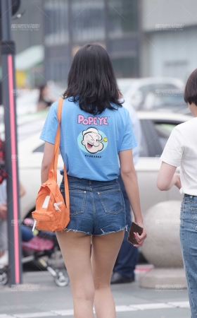 短裤美女 [23P]