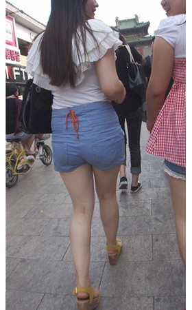 牛仔热裤高腰妹子