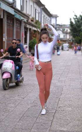 第二篇：珊瑚色瑜伽裤美丽小姐姐