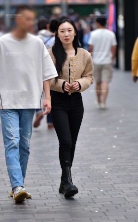 ★微微丰腴黑色牛仔裤美女 [13P]